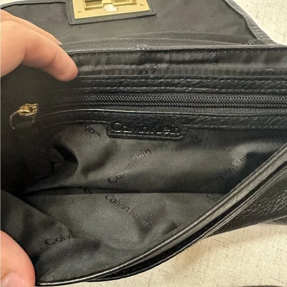 💜Calvin Klein Black Quilted Shoulder Bag with Gold-Tone Accent - Picture 8 of 9